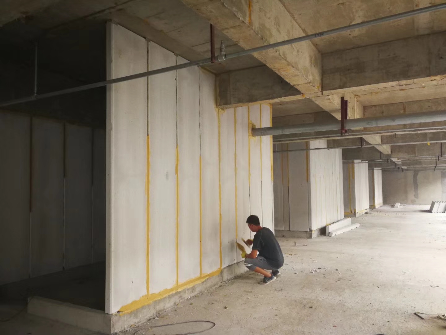 上城无机发泡轻骨料混凝土隔墙板施工技术性能研究